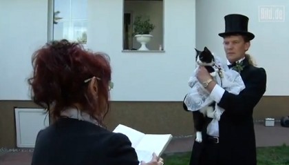 homme se marie avec son chat